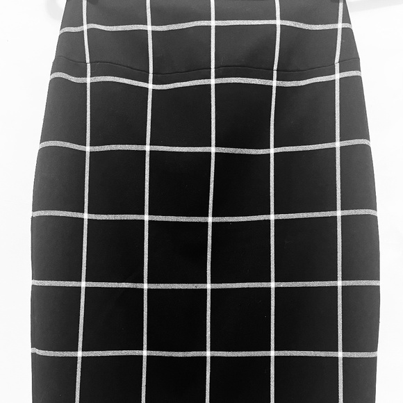 Sleek and Confident Black Pencil Skirt (lined)— Size 00 - Picture 2 of 3